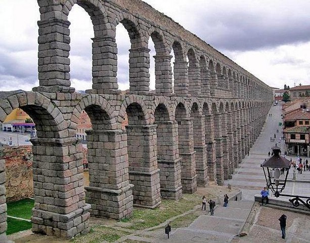 римский акведук в сеговии