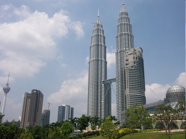 Башни Петронас Тауэрс в Куала-Лумпуре – близнецы в столице Малайзии - Чудеса света